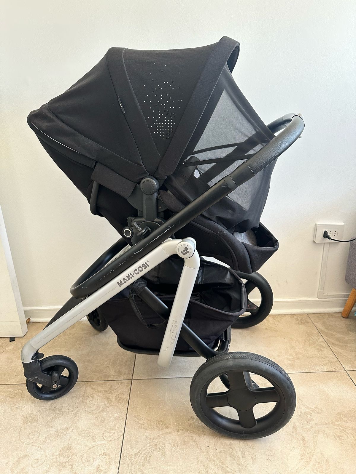 (COD:BB15428) COCHE TRAVEL SYSTEM MAXI COSI LILA NOMAD BLACK - Imagen 2