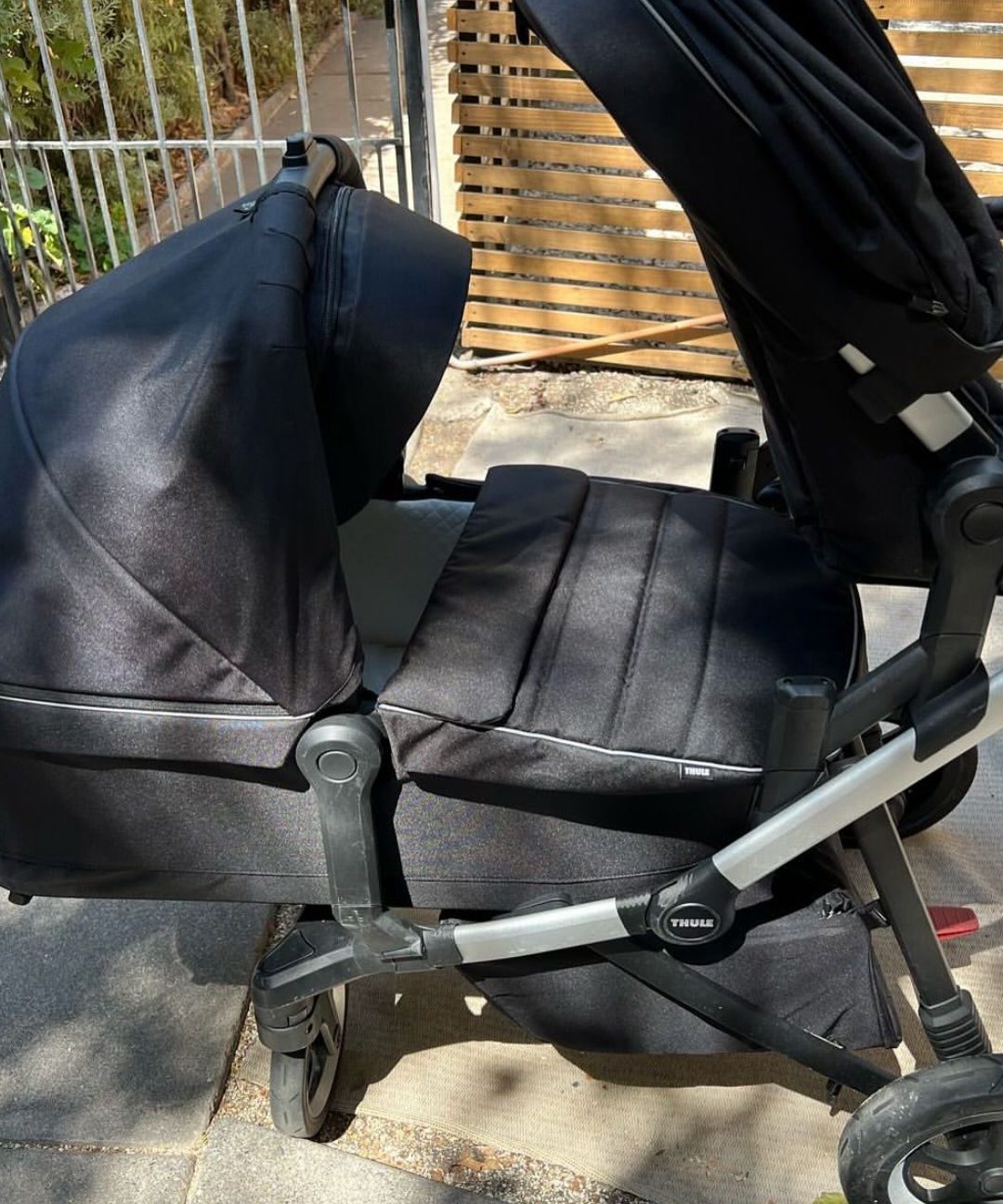 (COD:BB15869)  COCHE THULE SLEEK + SIBLING I BLACK + BASSINET