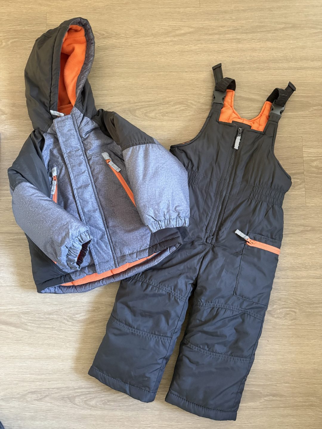 (COD: VI-73) SET PARKA Y JARDINERA DE NIEVE (Talla 3T)